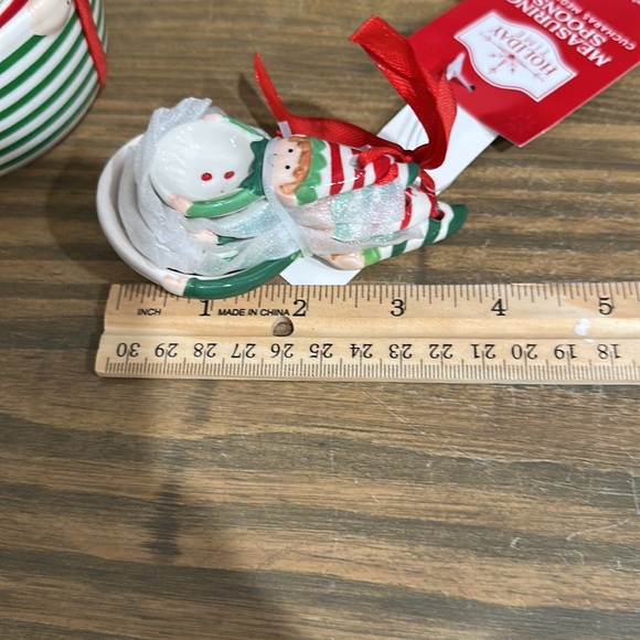 Adorable Elf Measuring Cups and Spoons - Picture 7 of 8